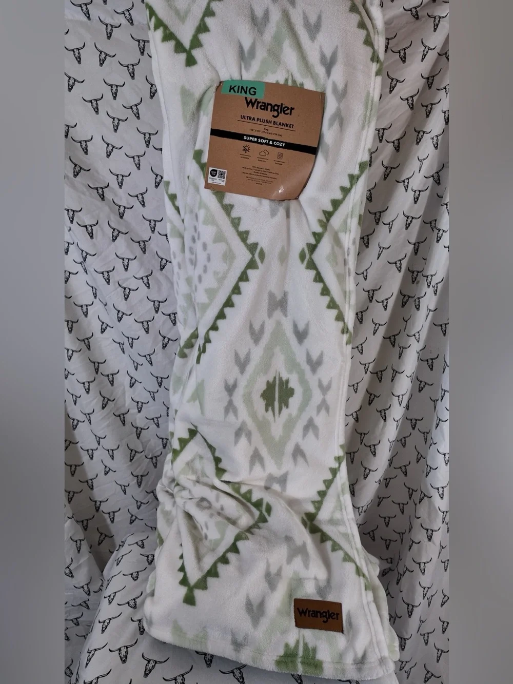 Wrangler King Ultra Plush Blanket - White & Light Green Aztec